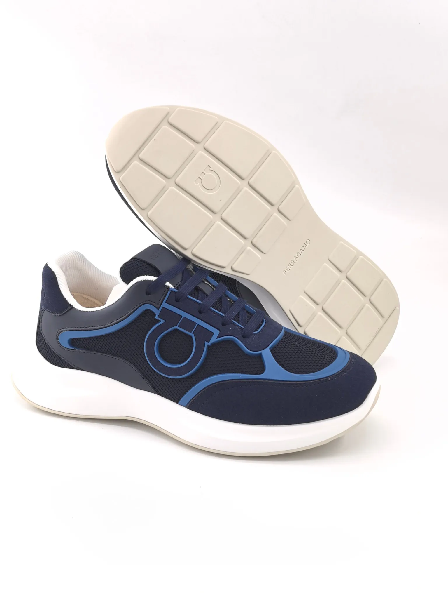 [Ferragamo] Top P: 740💰 Size: 39~44 (38 45 custom-made, non-refundable) 2025 Ferragamo men's new casual sports shoes, sports fashion charm, classic matching colors, elegant style and casual charm complement each other, showing urban fashion style. Rich colors interweave with modern charm, and simple lines outline the silhouette of the bag, interpreting casual aesthetics. Imported calfskin + first layer suede + TPU outsole